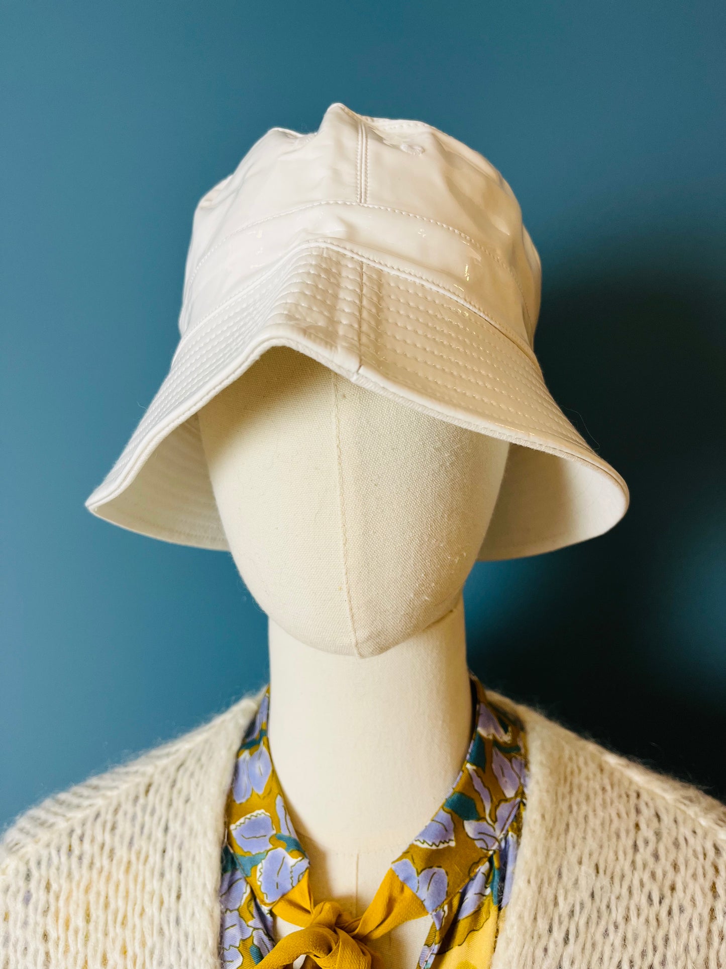 CAPPELLO DA PIOGGIA LACCATO