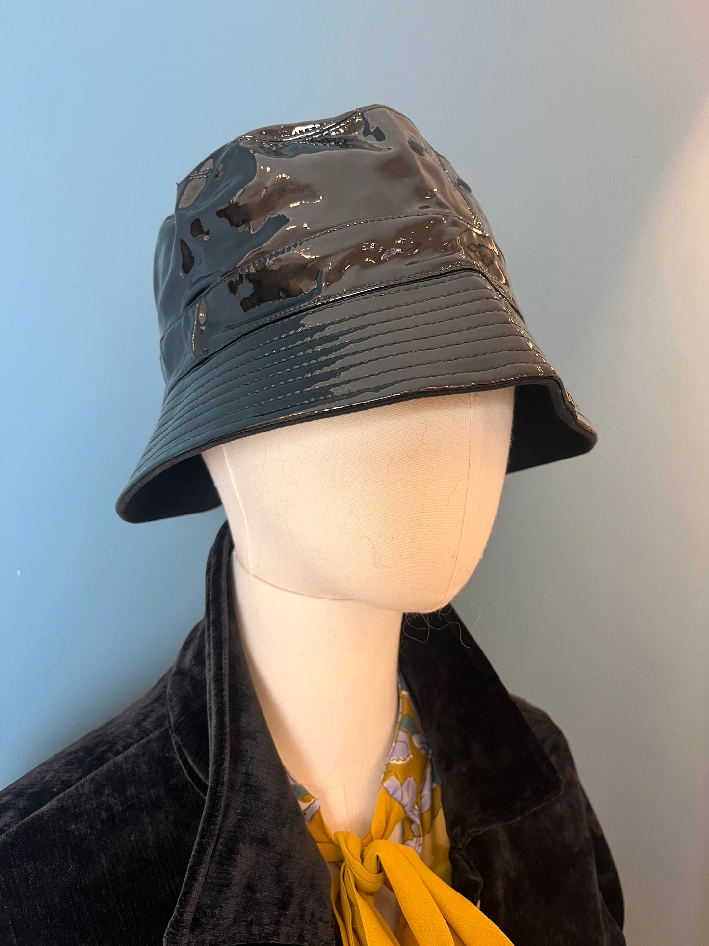 CAPPELLO DA PIOGGIA LACCATO