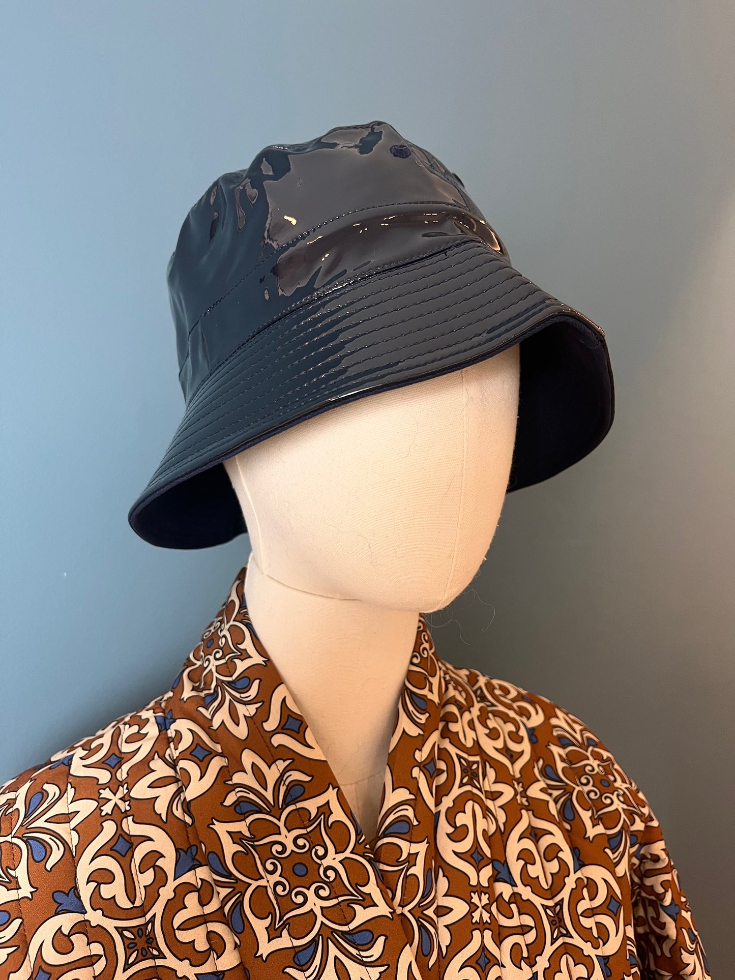 CAPPELLO DA PIOGGIA LACCATO