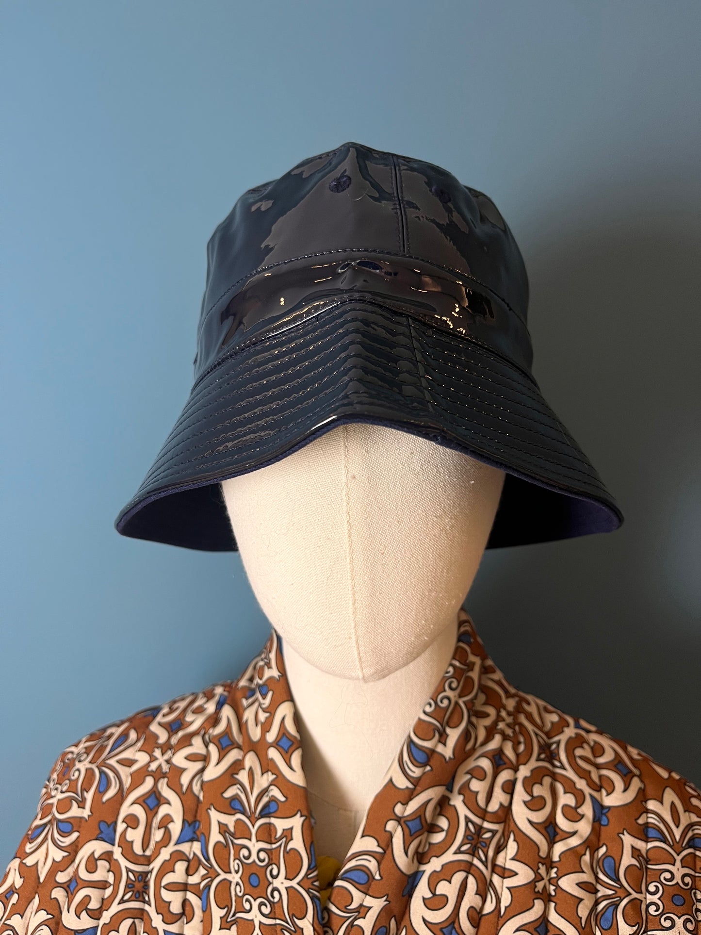 CAPPELLO DA PIOGGIA LACCATO